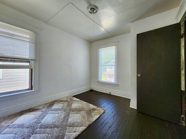 Building Photo - Spacious 5 Bedroom 2 Full Bath House | Front Porch | Back Yard | Off Street Parking | in-Unit Lau...