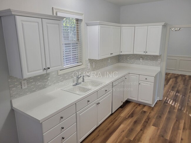 Building Photo - Gorgeous Newly Renovated 3 Bedroom House i...