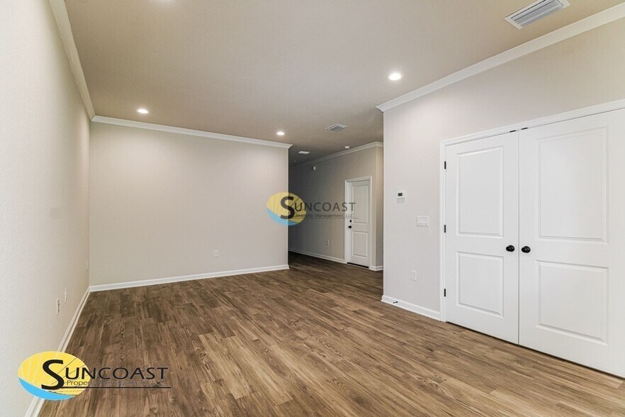 Building Photo - 6040 W Oak Park Blvd