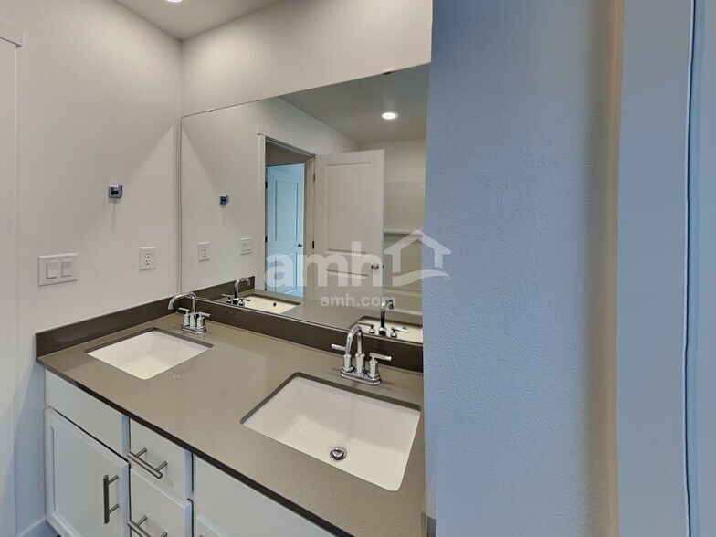 Building Photo - 4847 85th Dr NE