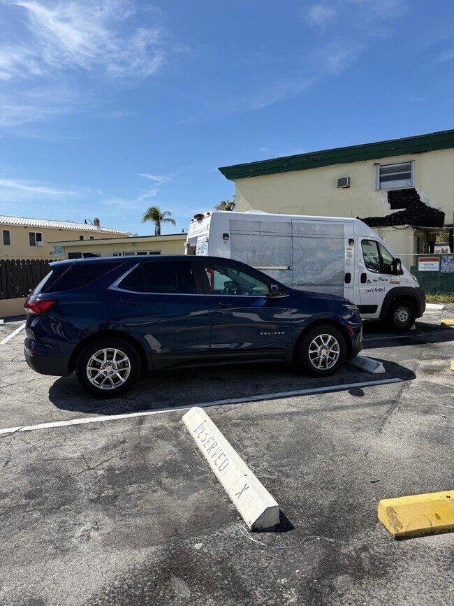 Building Photo - 1815 N Surf Rd