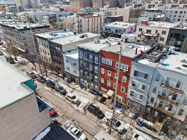 Building Photo - 406 Madison St