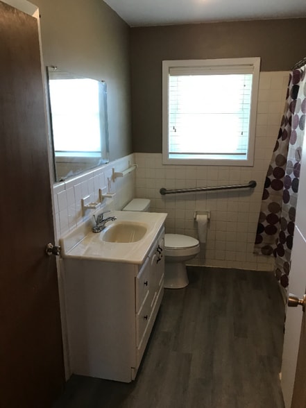 Building Photo - 701 Oak St