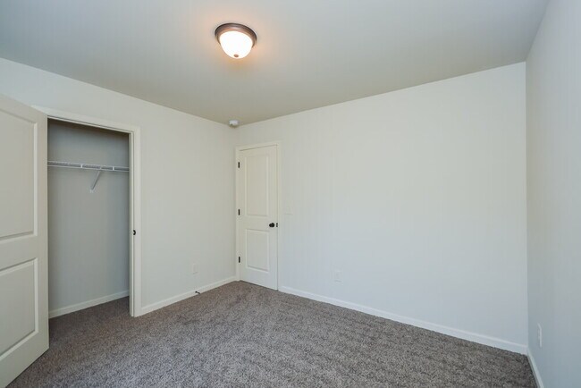 Building Photo - 590 Roland Manor Dr