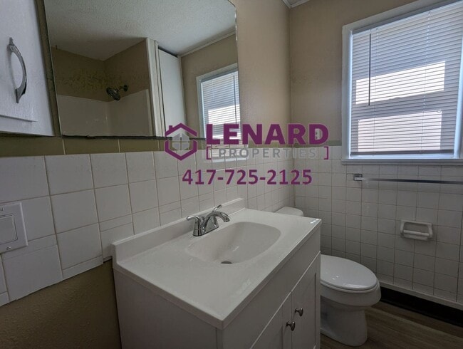 Building Photo - Charming 3 Bedroom House!