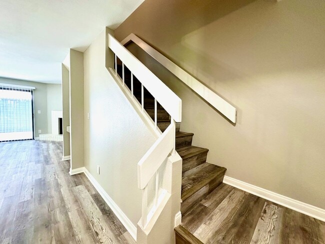 Building Photo - FOR RENT: 2Bd/1.5Ba Upgraded Townhome In T...