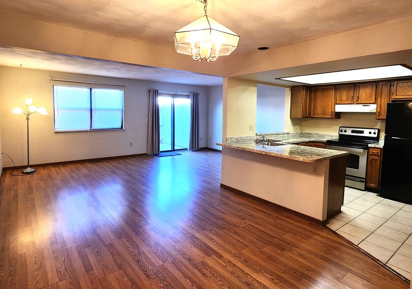 Building Photo - 3858 S Chalet Cir