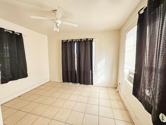 Building Photo - 504 W Ave E