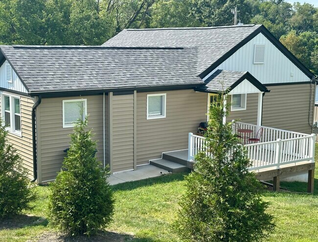 Large rear deck for relaxation - 2304 Belle Ave NE