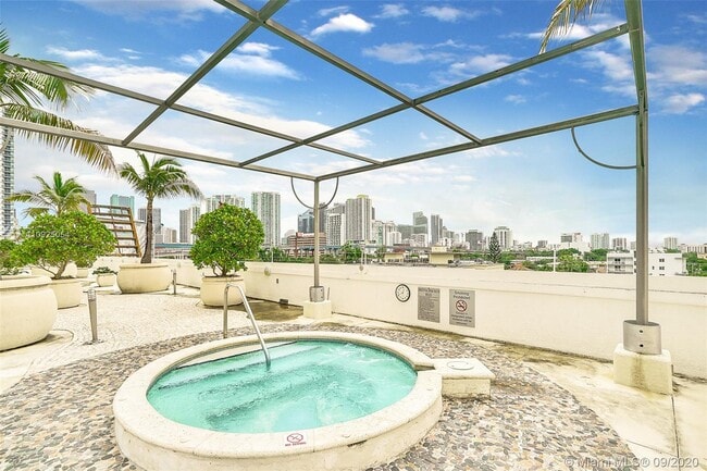 Building Photo - 10 SW South River Dr