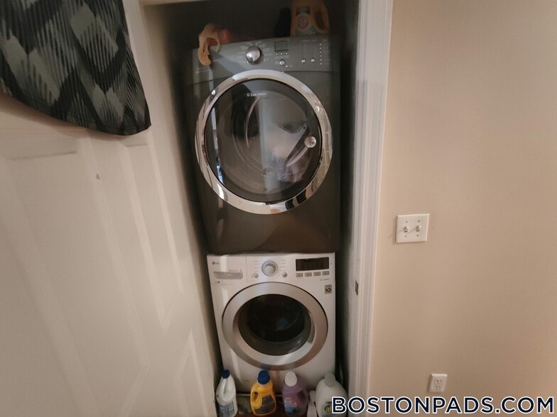 Building Photo - 30 Circuit St