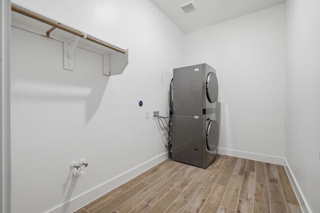 Building Photo - 8011 Fenway Hts Dr
