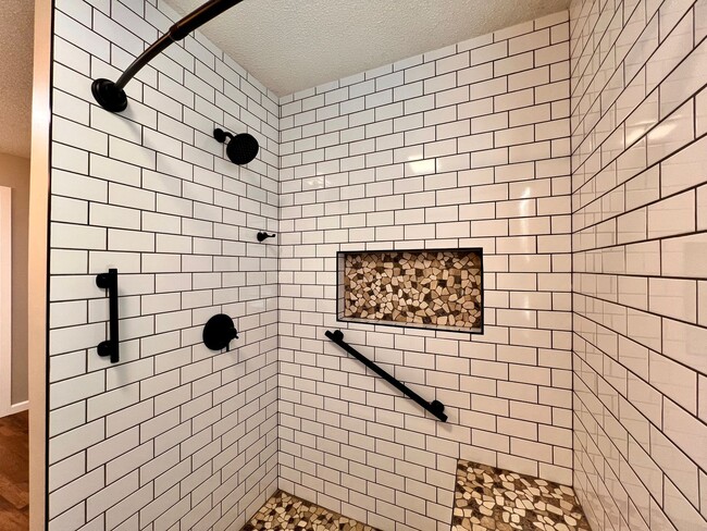 Building Photo - 490 Scott Ln