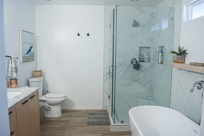 Building Photo - Semi furnished!