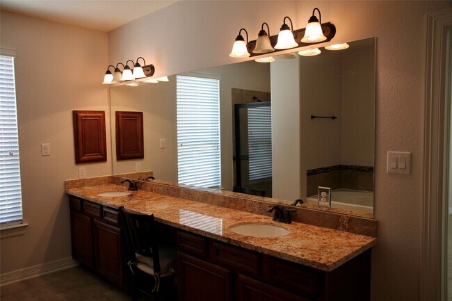 Building Photo - 28 W Oaks Dr