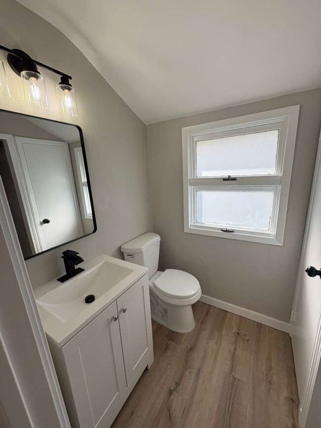 Building Photo - Spacious 4-Bedroom Home in Cleveland