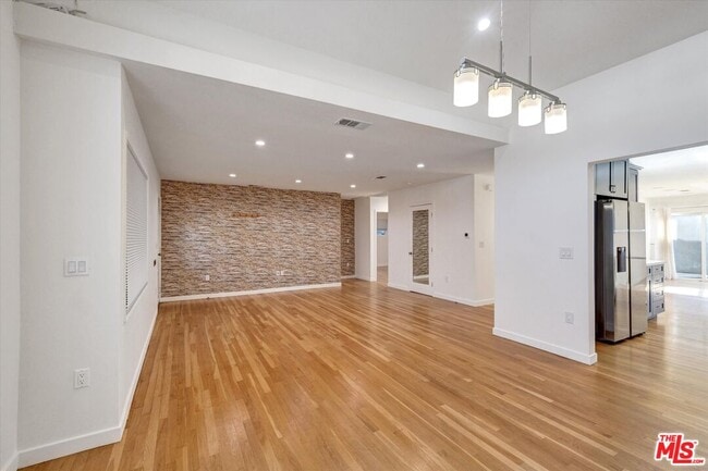 Building Photo - 5400 W 82nd St