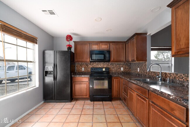 Building Photo - 7854 W Fleetwood Ln