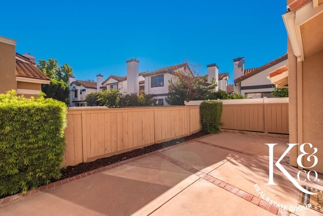 Building Photo - Relaxed Living in Oak Park with All the Up...