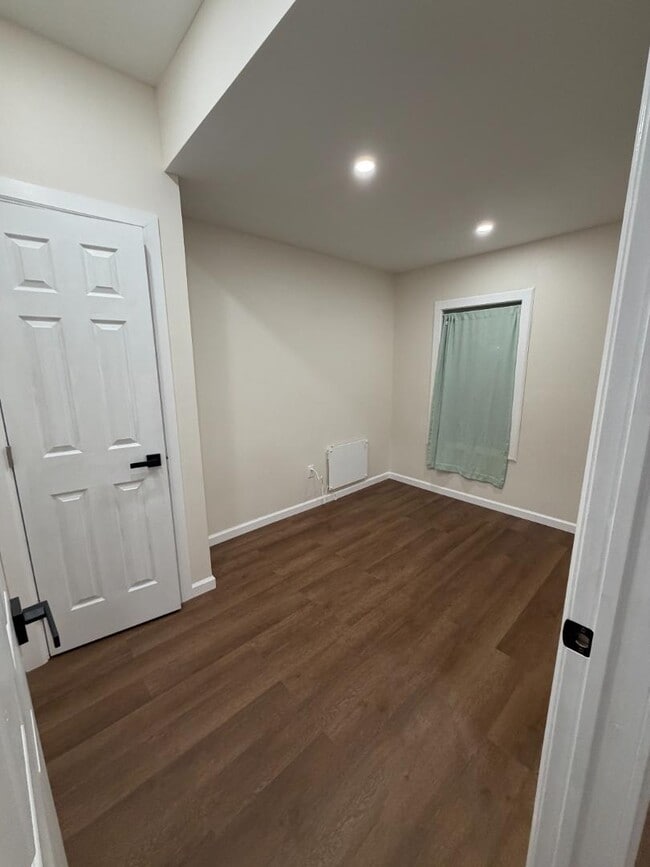 Building Photo - 6-36 Beach 22nd St