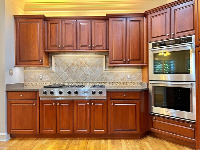 Building Photo - 5 Bed, 3.5 Bath w/ 3 Car Garage Less than 1 Mile from Downtown Franklin