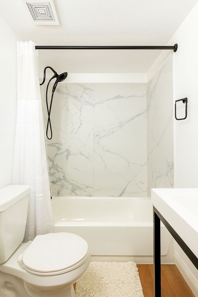 Building Photo - Spacious 5BR Townhome in Washington, DC