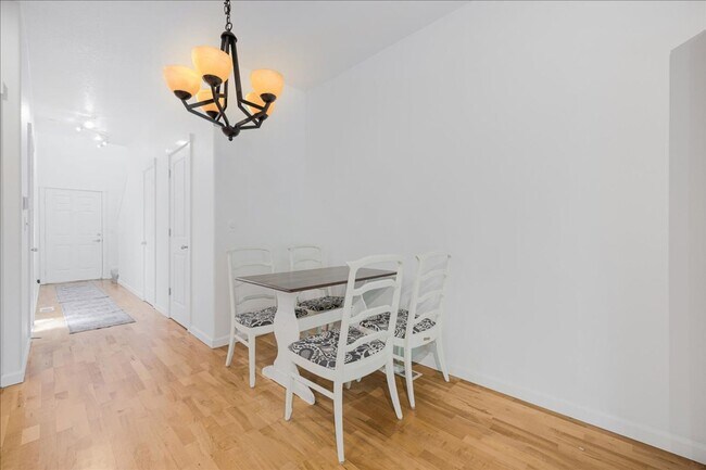 Building Photo - Crisp, Updated Townhome Near Nike & Shopping