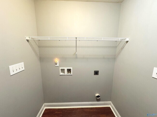 Building Photo - 105 Oak Shade Dr