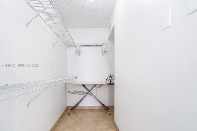 Building Photo - 17150 N Bay Rd