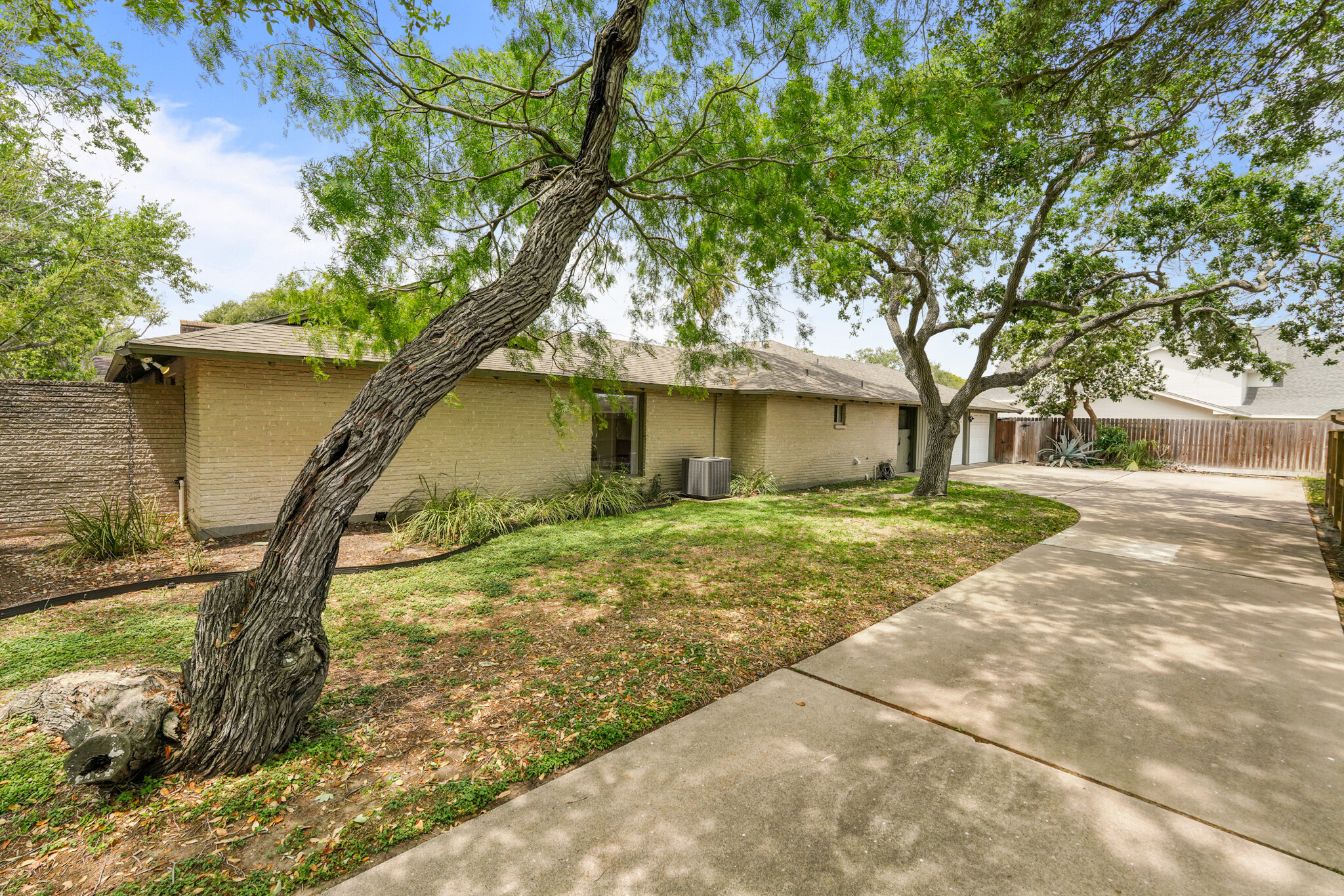 Building Photo - 4942 Cherry Hills Dr