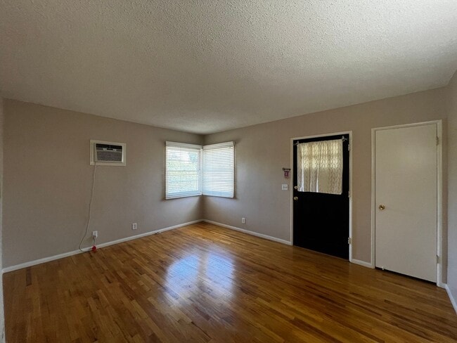 Building Photo - 1 Bedroom 1 Bath Ground Floor Apartment fo...
