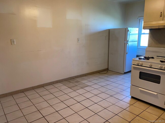 Building Photo - 74-51 64th Pl