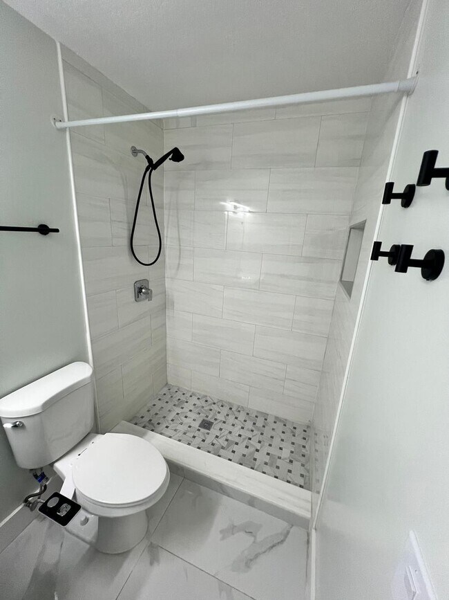 Building Photo - NEWLY RENOVATED 3 BEDROOM 2 BATH HOME- TIL...
