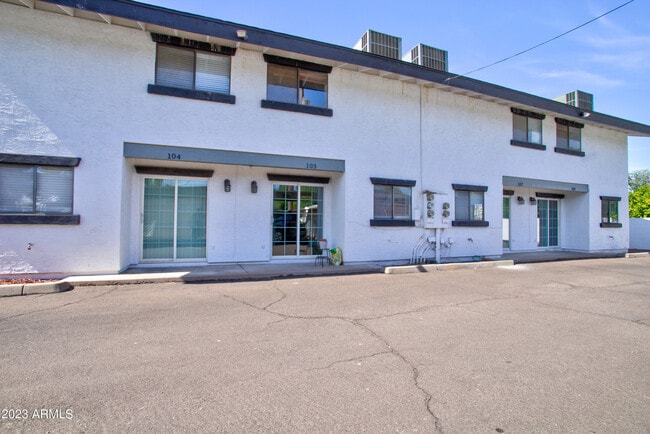 Building Photo - 2215 W Augusta Ave