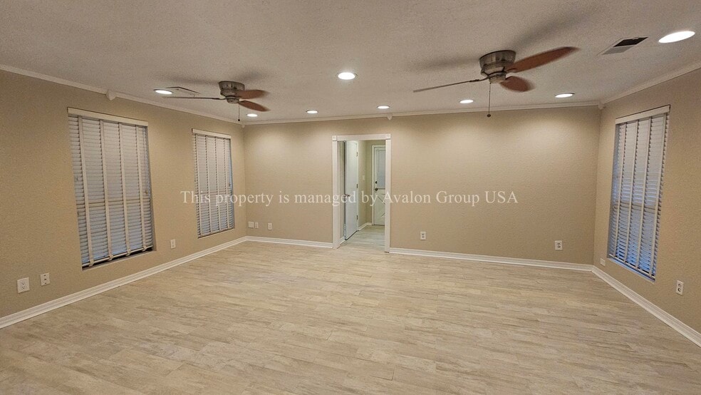 Building Photo - 2052 Lake Weir Ave