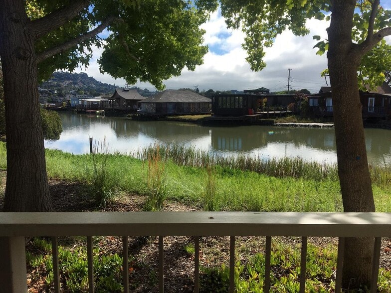 Building Photo - 396 Larkspur Plaza Dr