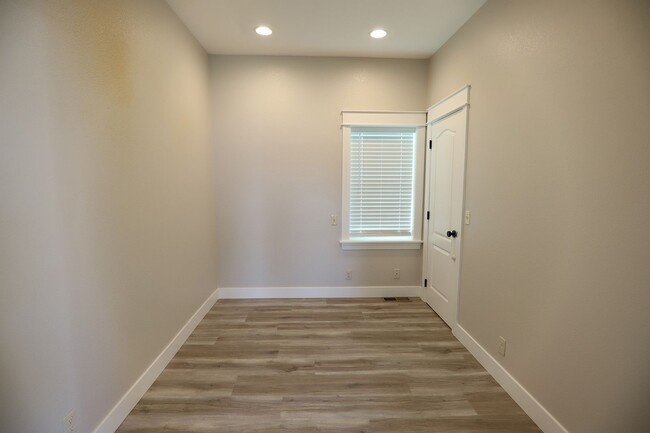 Building Photo - Newly renovated 2 bed 1 bath