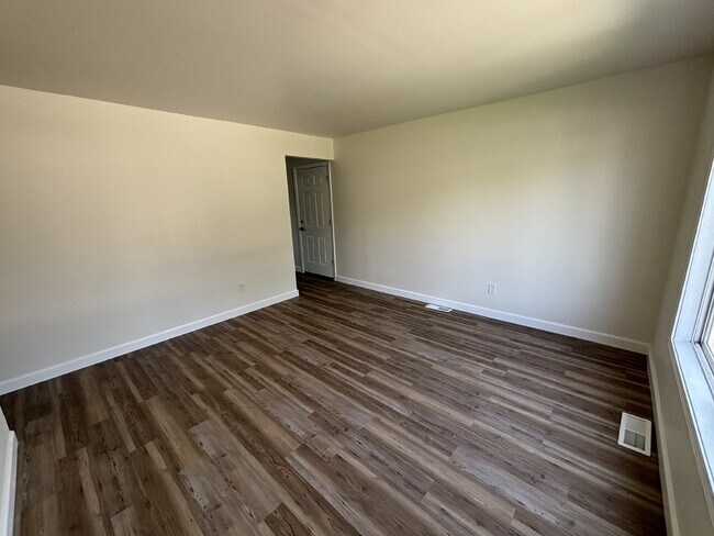 Building Photo - "Spacious 5-Bed Oasis with 2 Baths in Gary...