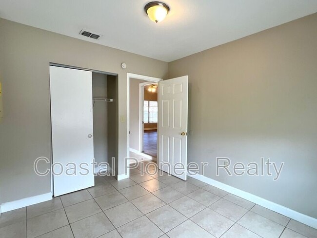 Building Photo - 1413 Thistledown Dr