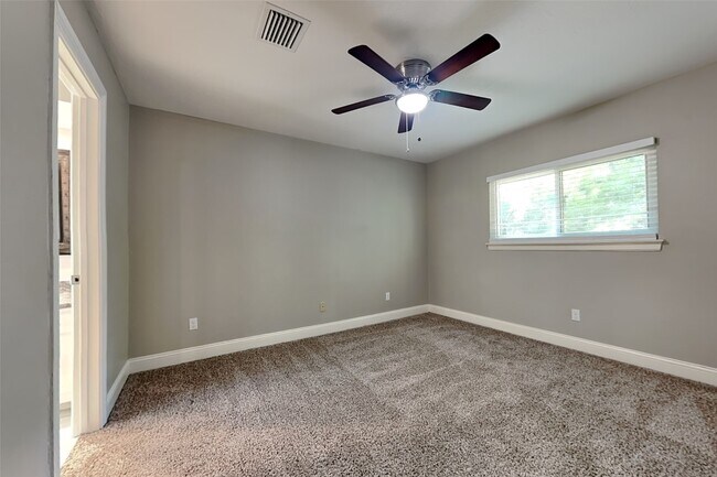 Building Photo - 2814 Golden Leaf Dr