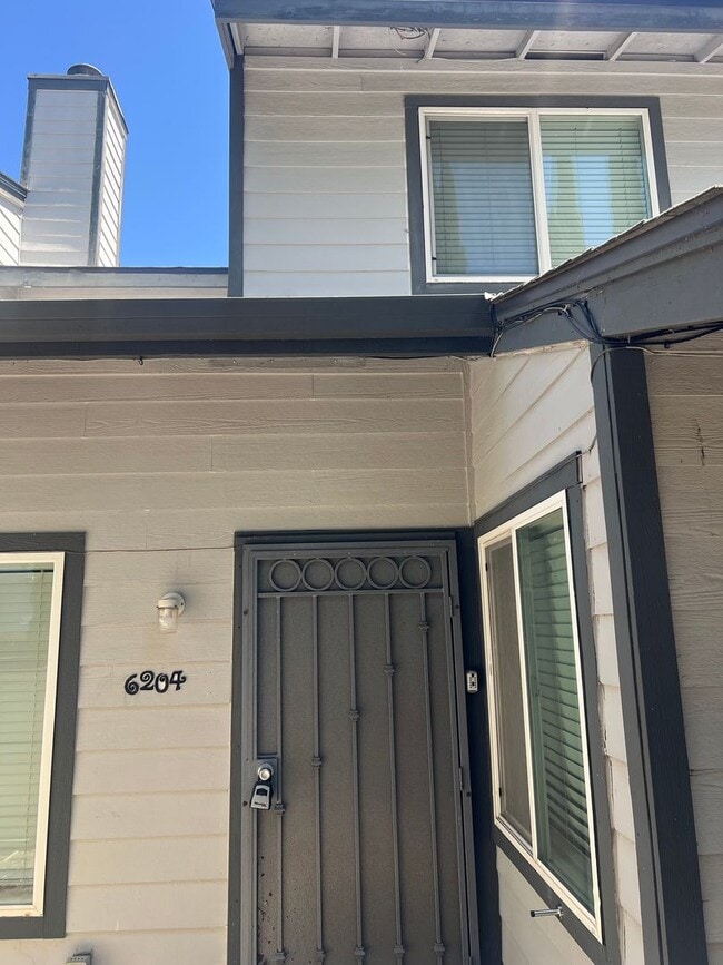 Primary Photo - NICE 3 BEDROOM, 2.5 TOWNHOUSE W/ 2 CAR GAR...