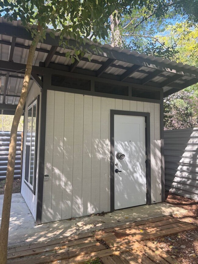 Building Photo - Available 5/9! Charming & Convenient Brick Ranch