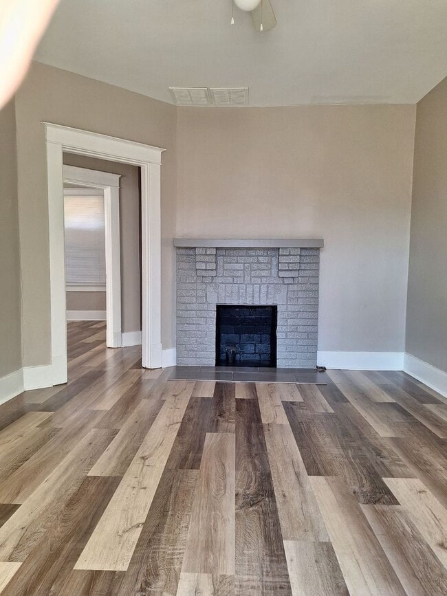 Building Photo - Newly Renovated 3 Bedroom 1 Bath | Open to Section 8 | Midtown - 1/2 OFF The First Month's Rent