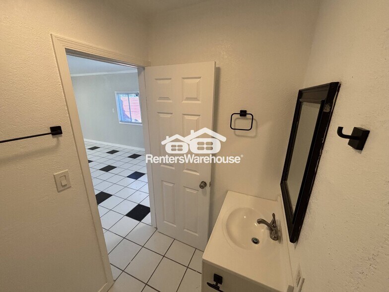 Building Photo - 2818 W Heatherbrae Dr
