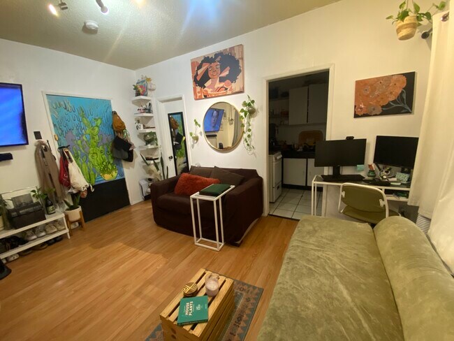 Primary Photo - 939 E 4th St