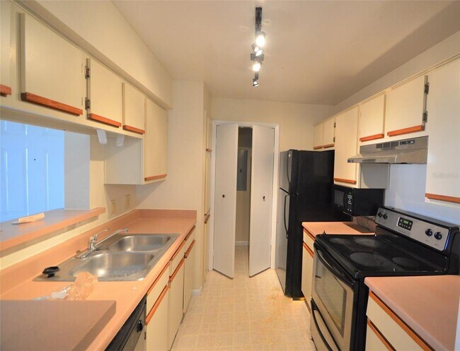 Building Photo - 5533 Chrishire Way