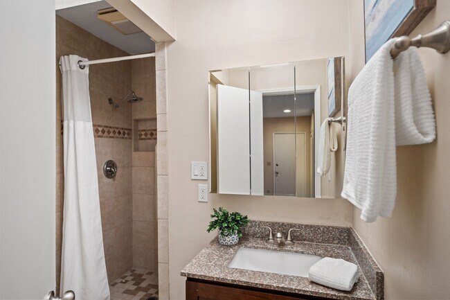 Building Photo - Bryn Mawr 3+2 condo with community pool!