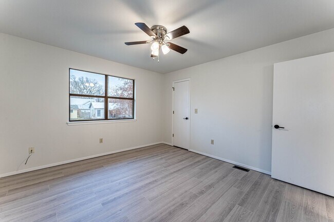 Building Photo - 2 Blocks from Downtown Siloam