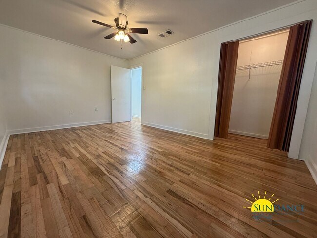 Building Photo - Vintage 3 Bedroom Home in the Heart of Fort Walton!