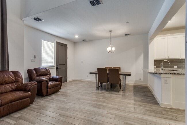 Building Photo - 2728 Shelby Dr